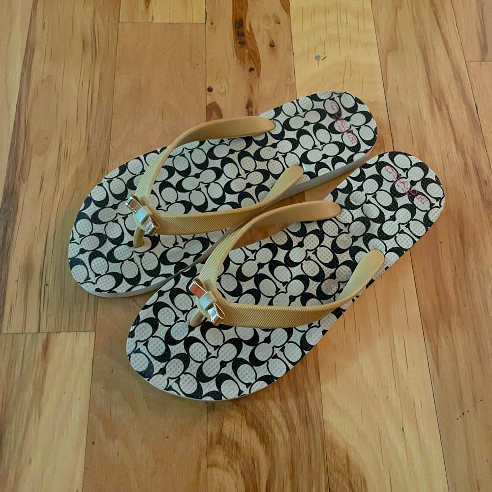 Coach flip-flop sandals, size 7-8. Pair in great condition! Cute golden bow.